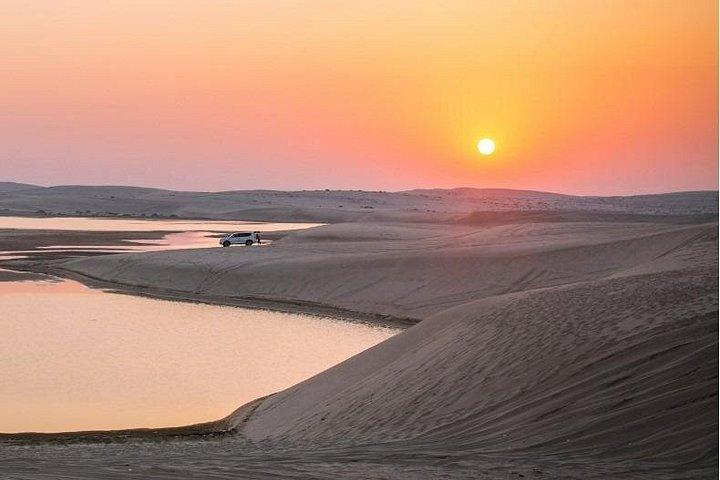 日の出または日没、カタール中心部の砂漠サファリ ツアー