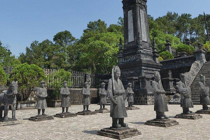 プライベート フエ ドラゴン ボート ツアー ティエンムー寺と王家の墓