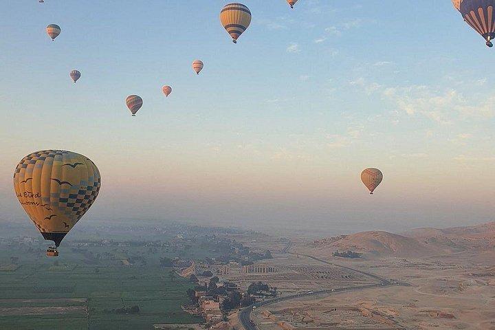 ルクソールの名所を巡る 45 分間の息を呑むようなサンライズバルーン ツアー