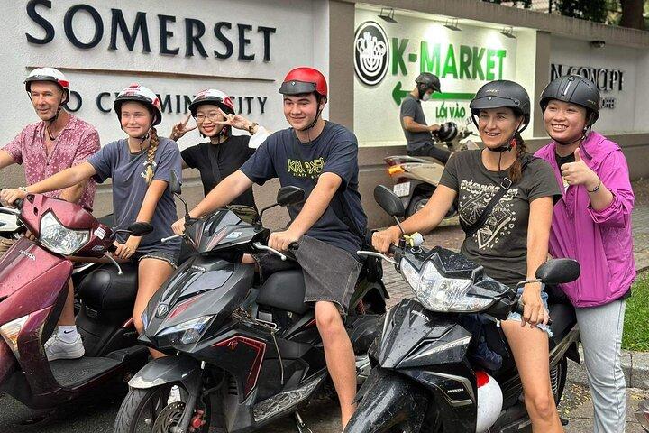 Ho Chi Minh City: Street Food & Sightseeing Tour med lokal guide
