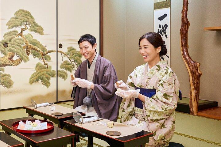 Cerimônia de preparação de doces e chá de kimono no Tokyo Maikoya