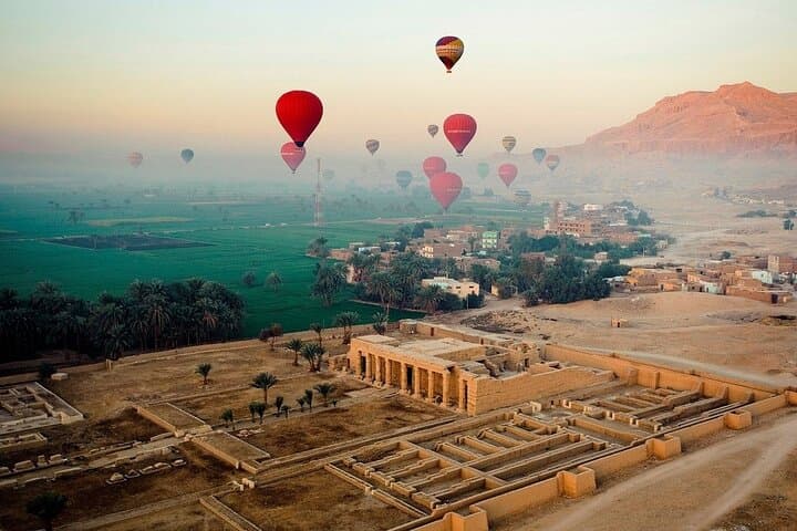 Stunning views of a hot air balloon ride over Luxor