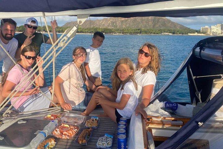Excursão à vela para grupos pequenos em Waikiki ao pôr do sol