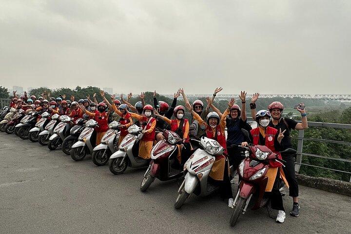 女性ライダーとハノイプライベートバイクツアー