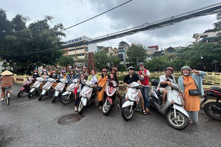 女性ライダーとハノイプライベートバイクツアー