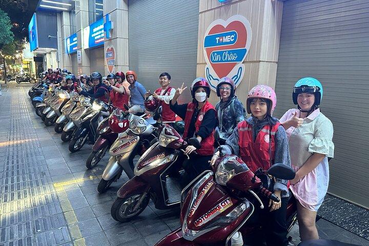 女性ライダーとハノイプライベートバイクツアー
