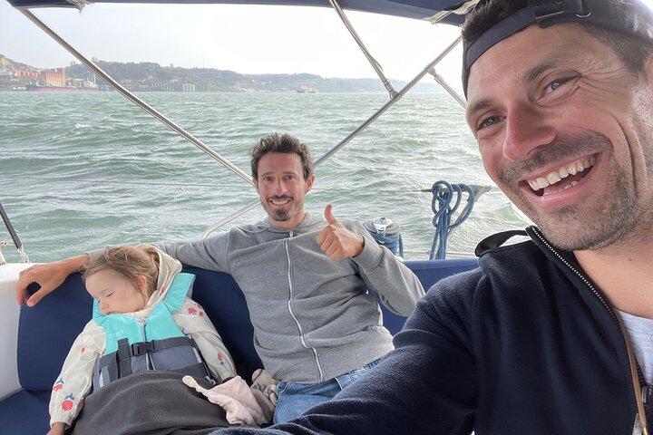 Passeio Privado de Vela com Degustação de Vinhos Premium em Lisboa