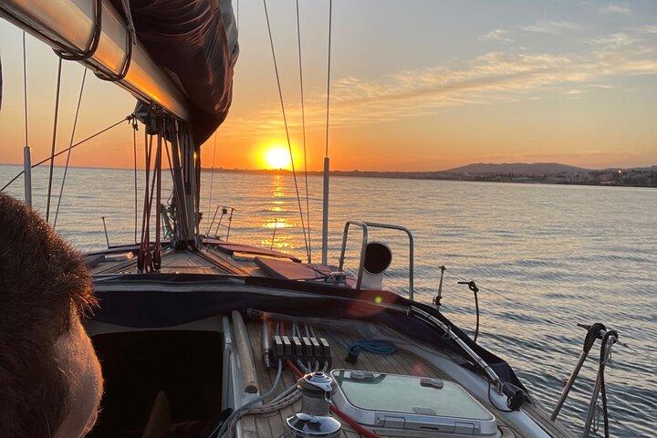 Passeio Privado de Vela com Degustação de Vinhos Premium em Lisboa