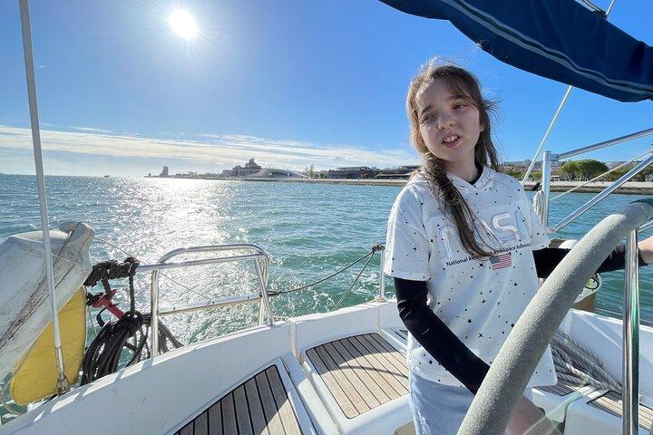 Passeio Privado de Vela com Degustação de Vinhos Premium em Lisboa