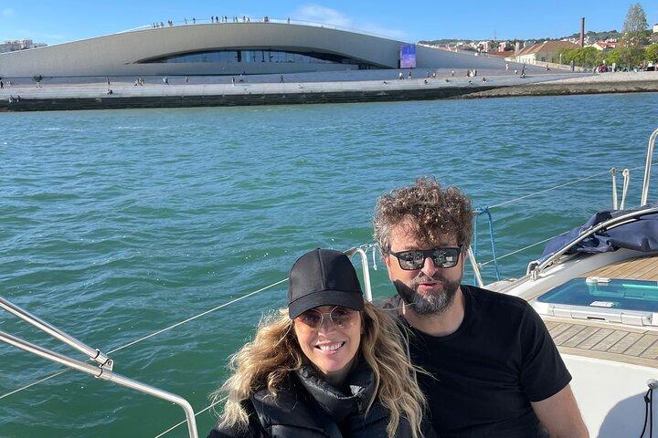 Passeio Privado de Vela com Degustação de Vinhos Premium em Lisboa