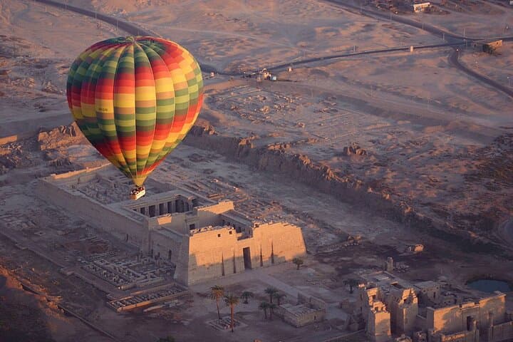 Stunning views of a hot air balloon ride over Luxor