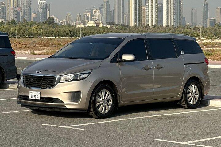 Trasferimento privato per l'intera giornata da/per Dubai con autista.