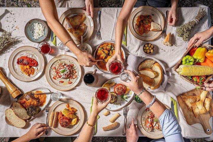 アテネの料理教室とギリシャの美しい庭園でのランチ