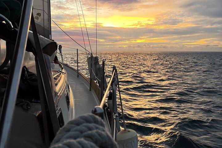 Segeln bei Sonnenuntergang in der Bucht von Santa Marta