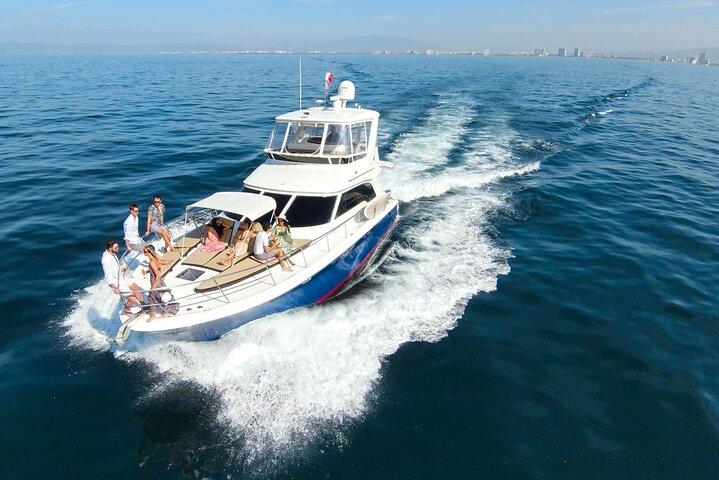 Puerto Vallarta: crociera privata al tramonto in yacht di lusso con open bar