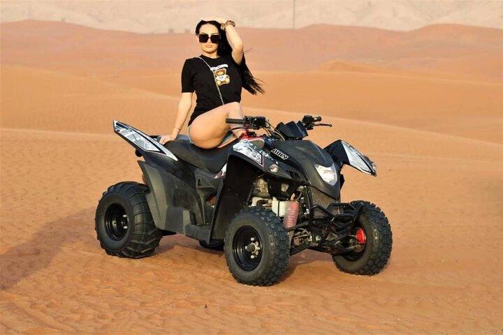 Goditi il tuo tour nel deserto degli Emirati Arabi Uniti su 2 Quad Bike per 2 persone