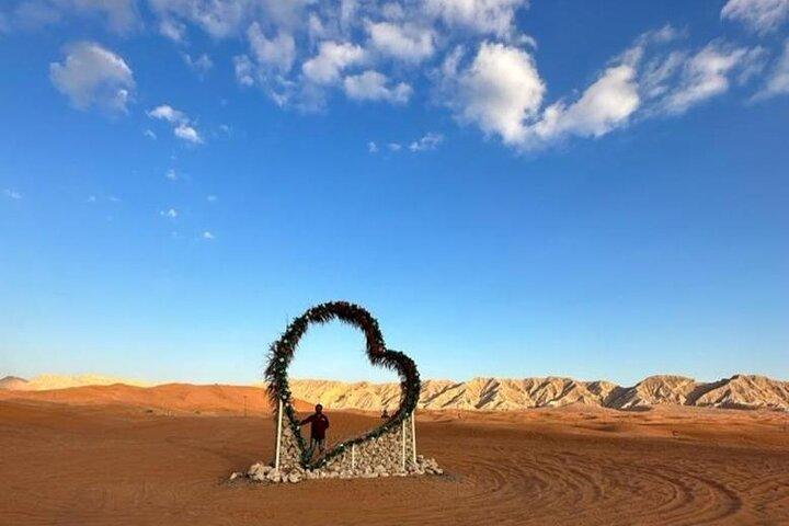Goditi il tuo tour nel deserto degli Emirati Arabi Uniti su 2 Quad Bike per 2 persone