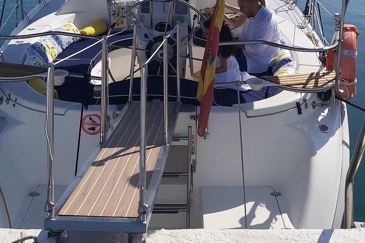 Marbella: Escursione in barca a vela condivisa con avvistamento dei delfini