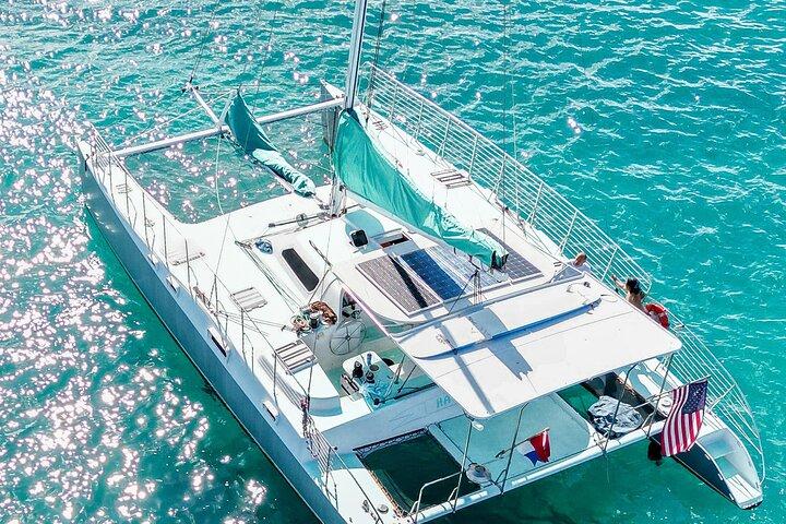 Catamarã privado em Waikiki (1-6 hóspedes)