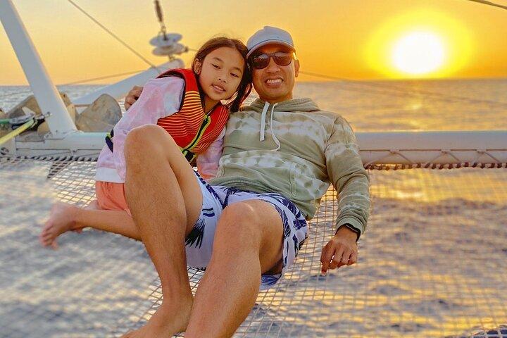 Navegación al atardecer en catamarán privado en Waikiki