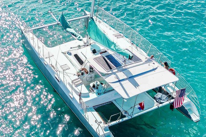 Navegación al atardecer en catamarán privado en Waikiki