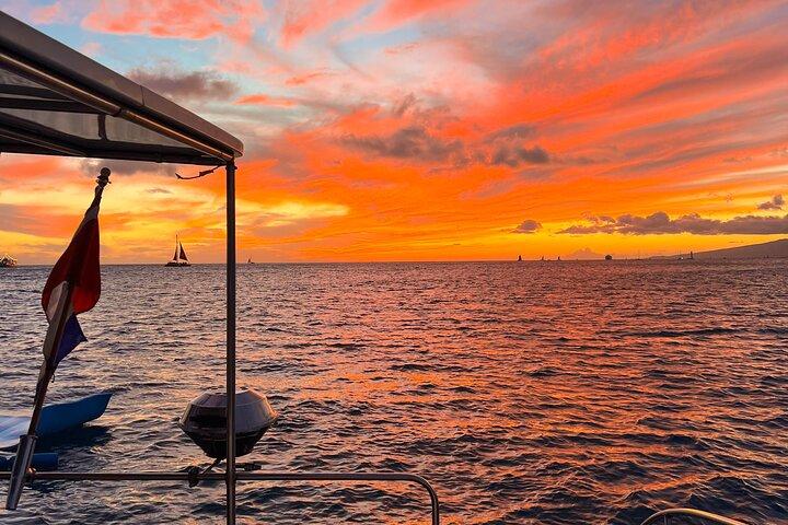 Navegación al atardecer en catamarán privado en Waikiki
