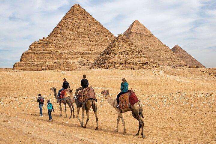 Pirâmides de Gizé e Museu da Civilização Egípcia