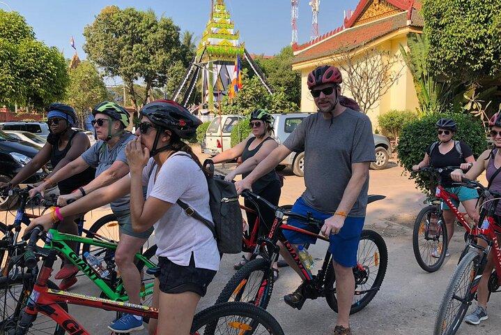 Cykeltur i solnedgang på bredden af Tonle Sap