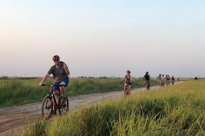 Cykeltur i solnedgang på bredden af Tonle Sap