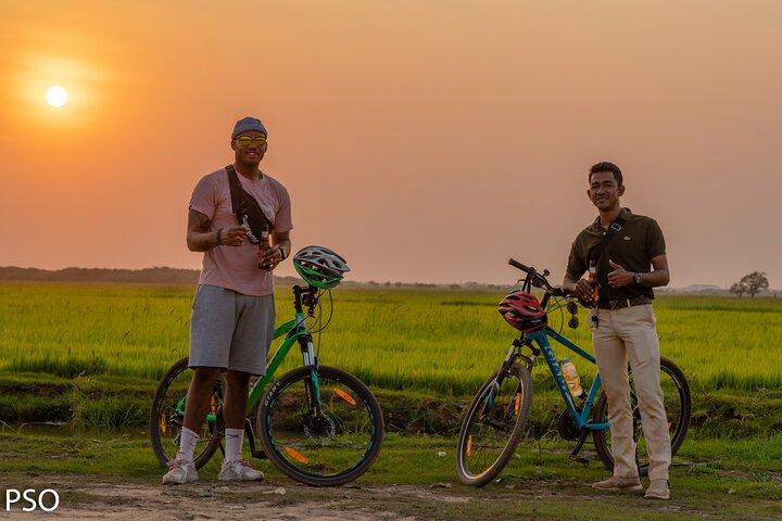 Cykeltur i solnedgang på bredden af Tonle Sap