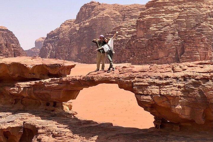 2 timmars Jeep-tur på morgonen eller solnedgången i Wadi Rum-öknen