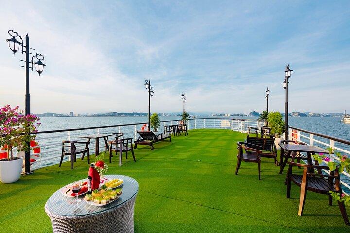 Halong Bay Full-Day Adventure Cruise from Hanoi