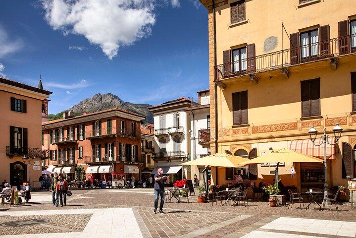 Lago Como: Tour Privato da Milano con Guida, Autista e Battello