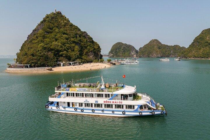 Crucero de día completo por la bahía de Halong con almuerzo, cueva, isla y playa