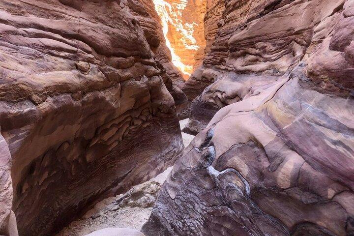 Excursão de 2 dias de caminhada em canyoning colorido e Wishwashi no Sinai