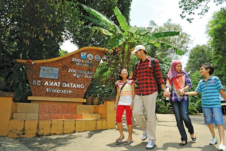 クアラルンプール発マラッカ庭園、博物館、動物園ツアー (昼食付き)
