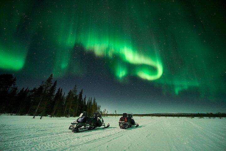 3 horas en moto de nieve bajo las auroras y el cielo nocturno