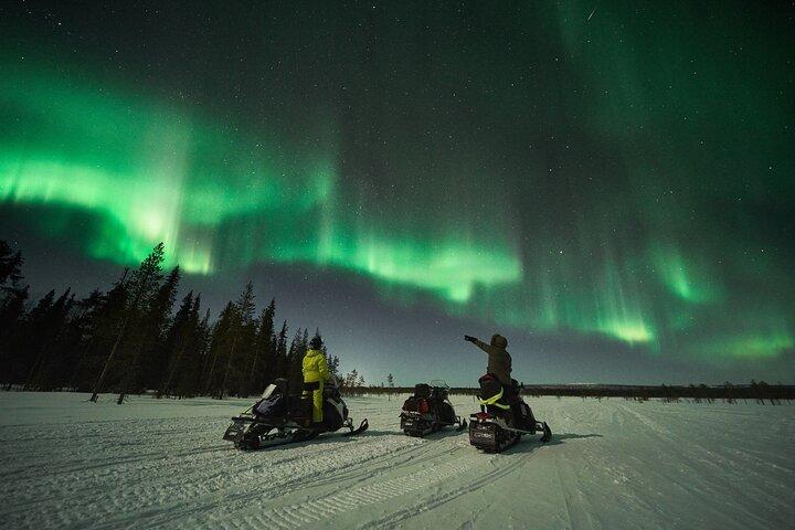 3 horas en moto de nieve bajo las auroras y el cielo nocturno