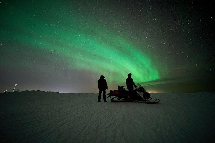 3 horas en moto de nieve bajo las auroras y el cielo nocturno