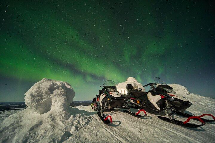 3 horas en moto de nieve bajo las auroras y el cielo nocturno