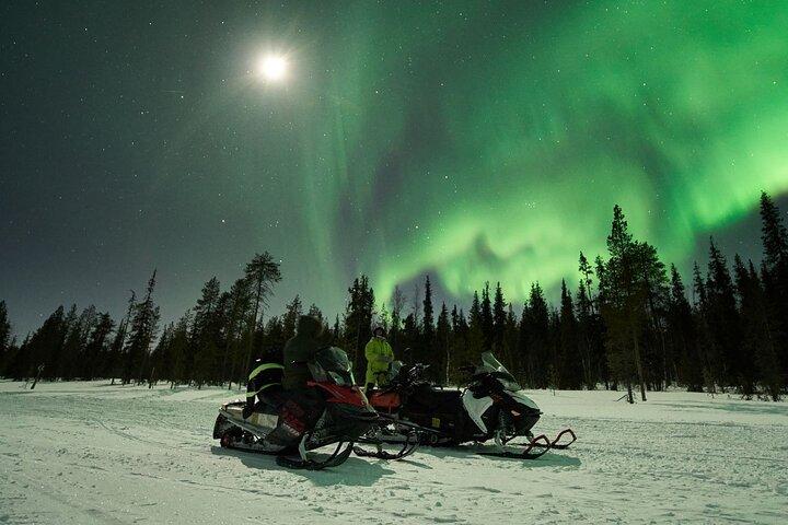 3 horas en moto de nieve bajo las auroras y el cielo nocturno