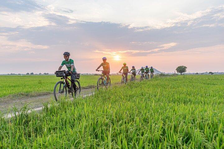 Siem Reap Countryside Sunset Bike Tour / E-Bike or Tuk Tuk