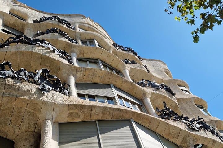 Barcelona: Gaudí, Tapa, Drink & Hidden Architectural Gems