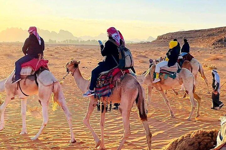 Wadi Rum-resa från Aqaba, tur och retur, inkluderar en 2-timmars jeep