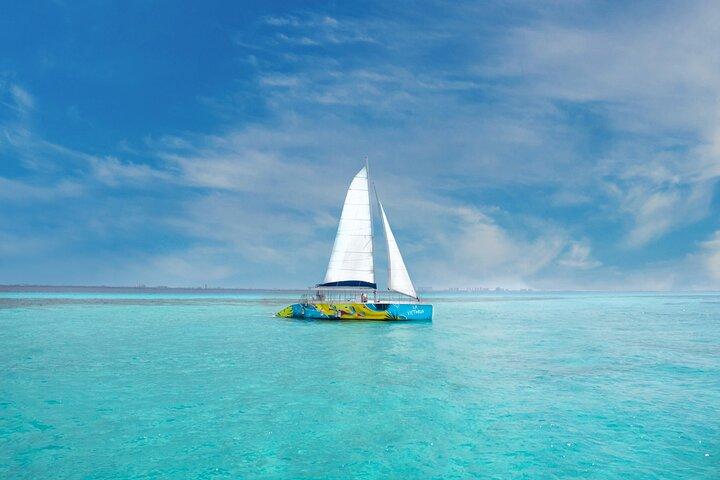 Tour guiado de día completo en catamarán Isla Mujeres en Cancún