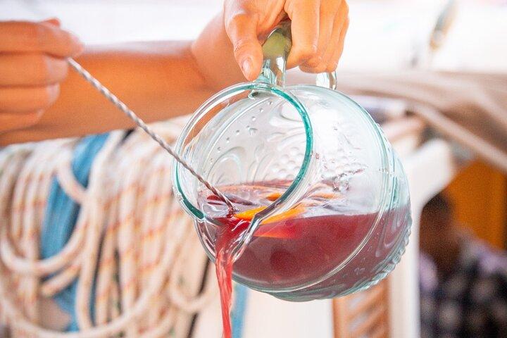 Avventura in barca a vela a Barcellona con seminario sulla sangria