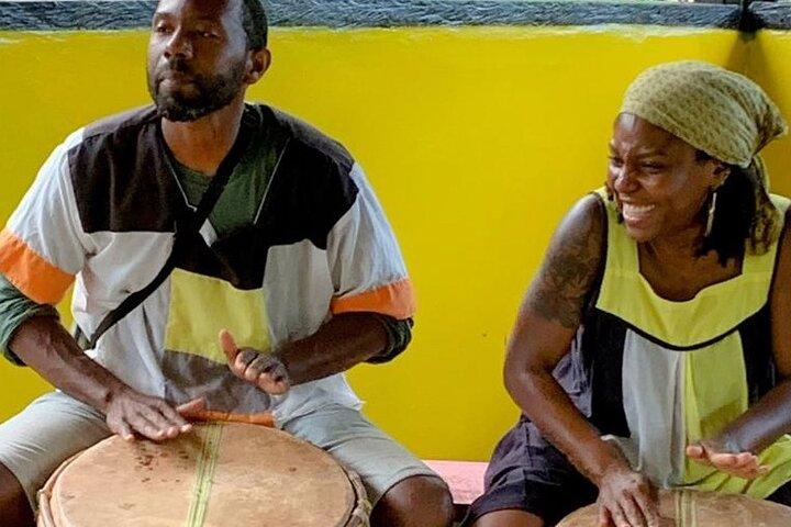 Authentieke Garifuna Drummen en Dansen Klasse in Hopkins Belize