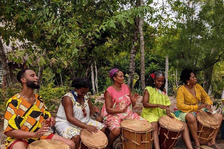 Authentieke Garifuna Drummen en Dansen Klasse in Hopkins Belize