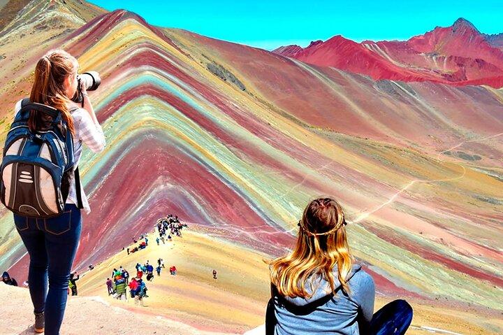 Il tour Rainbow Mountain include il pranzo a buffet