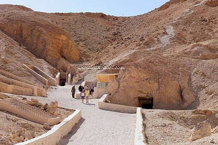 day tour in Luxor west bank, Habu &Deir el Medina, Queens valley